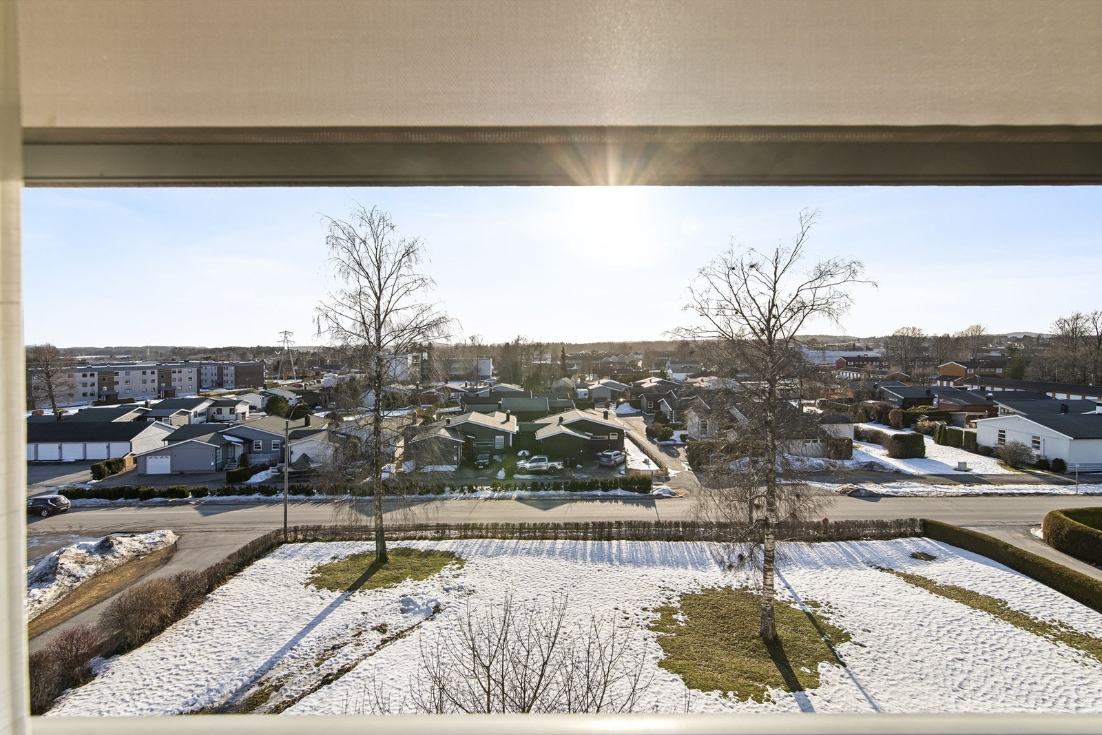 Fri og flott beliggenhet i øverste etasje. Her får du flott utsyn over området og rikelig med sol. Utvendige elektriske screens er montert. Galleribilde