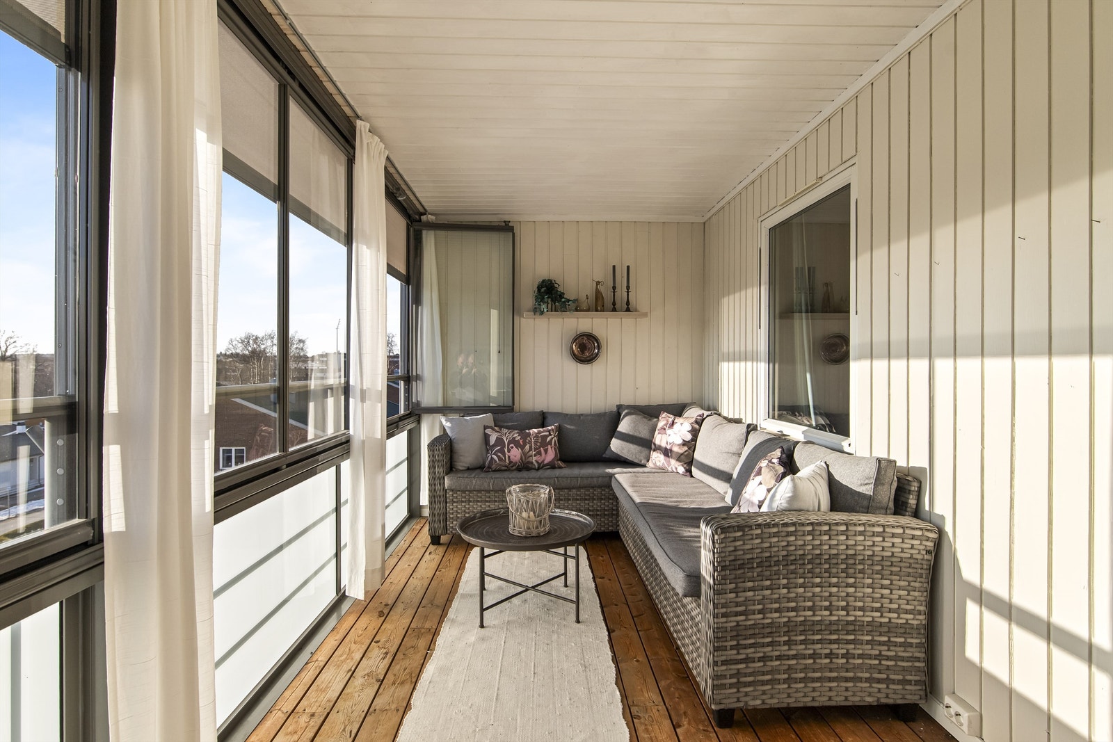 Balkongen måler cirka 15 kvm og fungerer ypperlig som en forlengelse av stuen store deler av året. Her får du også sen kveldssol samt pent utsyn over området (utvendig screens er montert på balkongen). Galleribilde