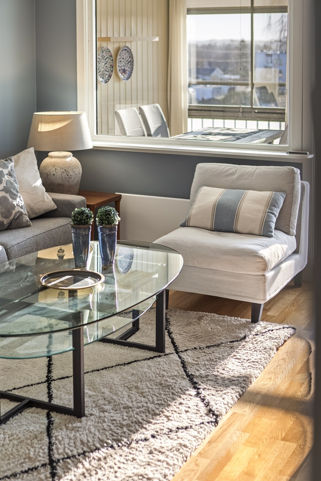 Leiligheten har en effektiv og god planløsning med romslig stue og kjøkken i åpen løsning, med utgang til en solrik, innglasset balkong. Galleribilde