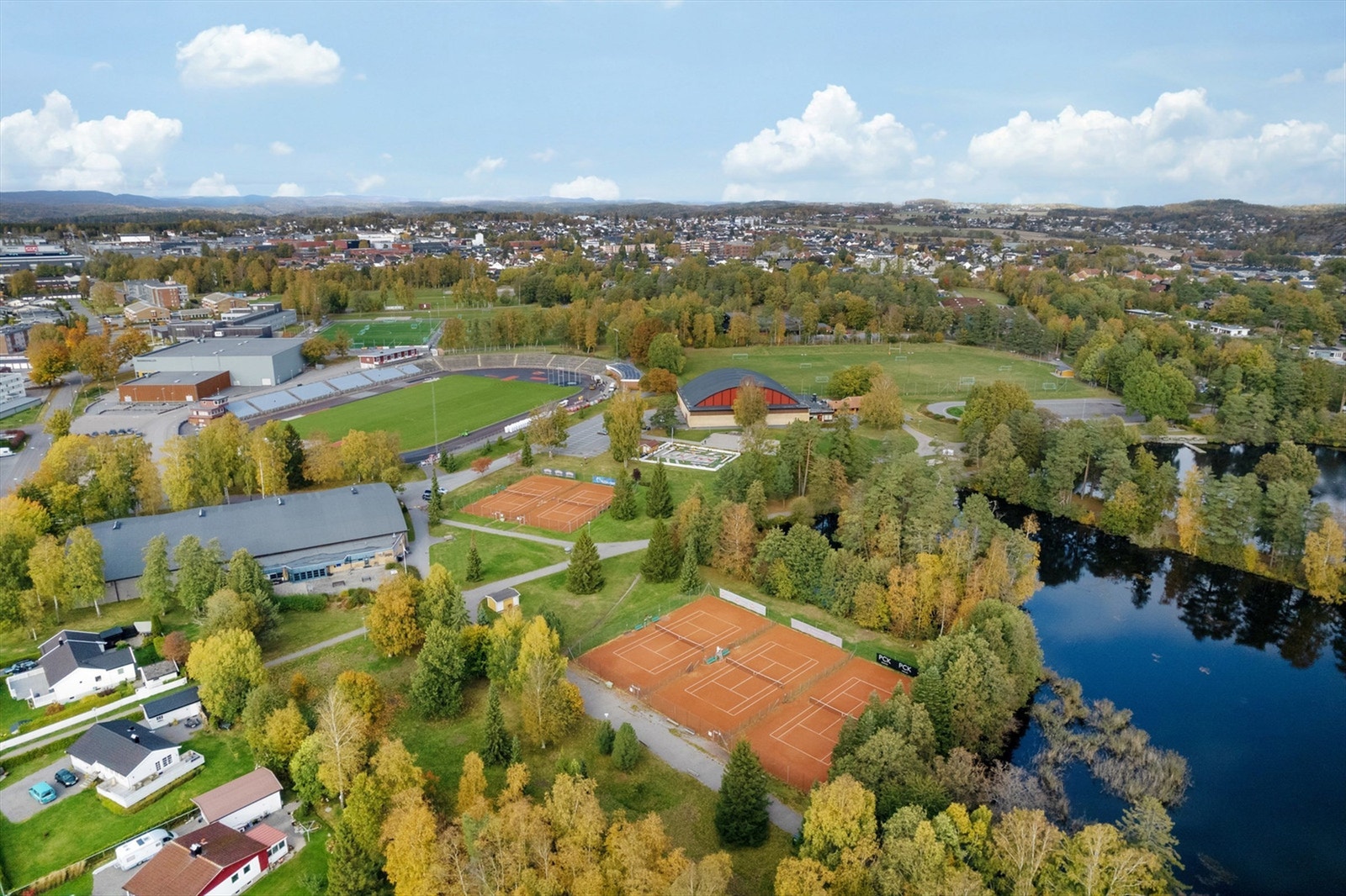 På fritiden kan du ta turen til flotte Bugårdsparken, en av Sandefjords mest brukte og innholdsrike aktivitetsparker, hvor du finner fasiliteter som svømmehall, fotballbaner, tennishall og ishall, i tillegg til den sjarmerende andedammen omgitt av tursti. Galleribilde