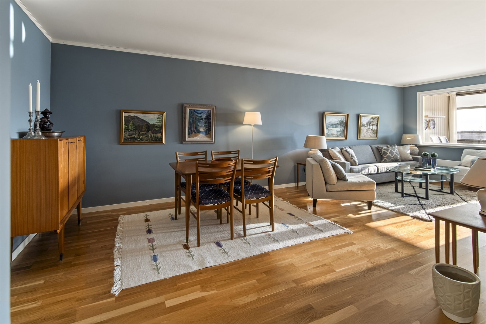 I stuen er det god plass til spisebord. Galleribilde