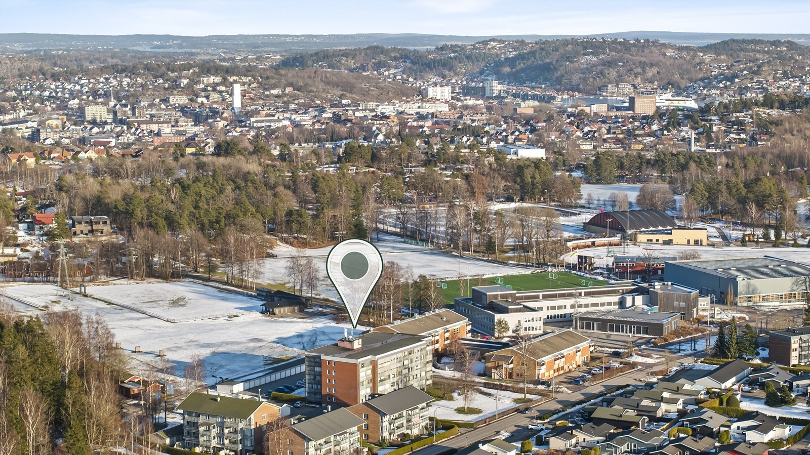 Bugårdsparken benyttes også til ridning og hesterelaterte aktiviteter gjennom sommerhalvåret, da parken har gressbane som brukes til stevner. Dette gir et variert og levende miljø i parken, med aktivitet tilpasset alle sesonger. Galleribilde