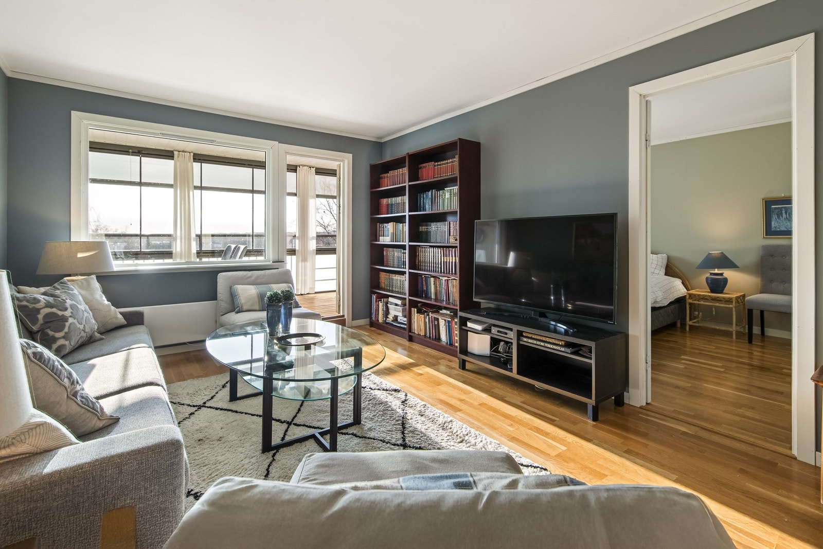 Her får du en gjennomgående normal god standard, med lyse og tidsriktige farger. Gulvene har for det meste trestavs eikeparkett og fliser. Galleribilde