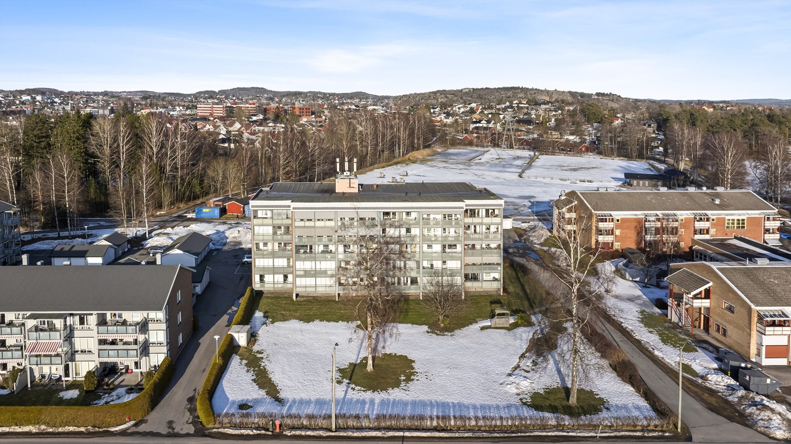 Lettstelt leilighet med en ettertraktet beliggenhet midt i hjertet av Bugården. Veletablert og populært boligområde som appellerer til kjøpere i alle aldre. Her bor du i et rolig og trygt nabolag, samtidig som du har kort vei til det aller meste. Galleribilde