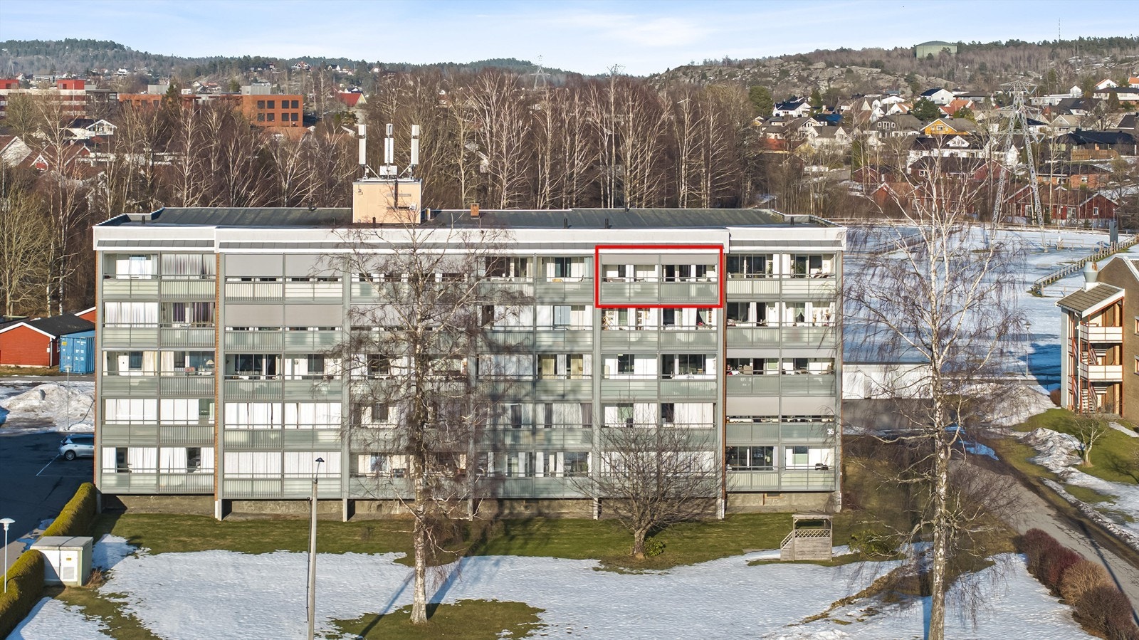 Dette er en leilighet som kombinerer funksjonalitet med lys, luft og trivsel. Her kan du flytte rett inn i øverste etasje. Galleribilde