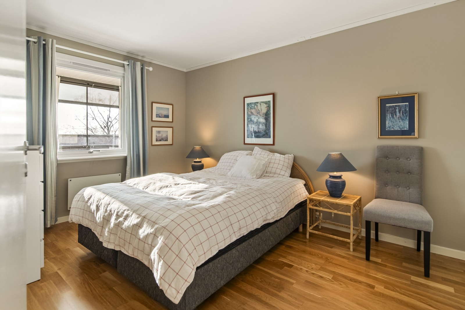 Soverommet er romslig og har praktisk skyvedørsgarderobe. Galleribilde