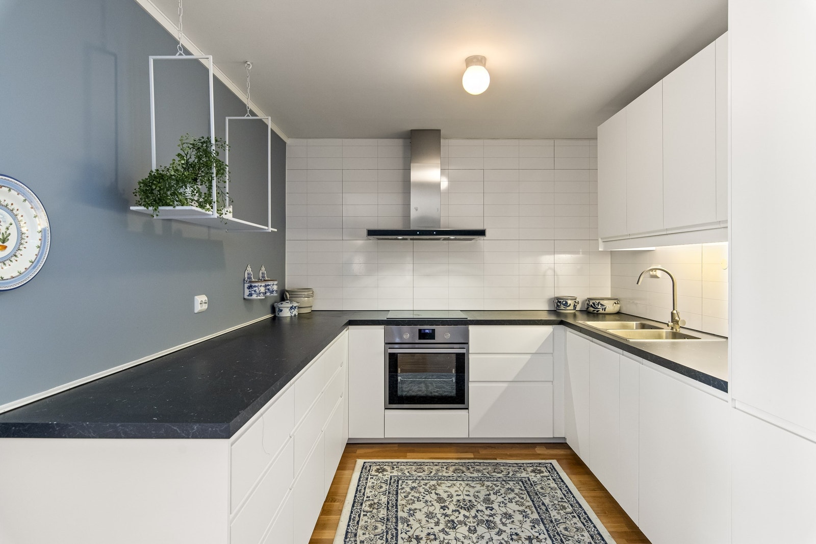 Integrert platetopp, komfyr, oppvaskmaskin samt kjøleskap medfølger. Galleribilde