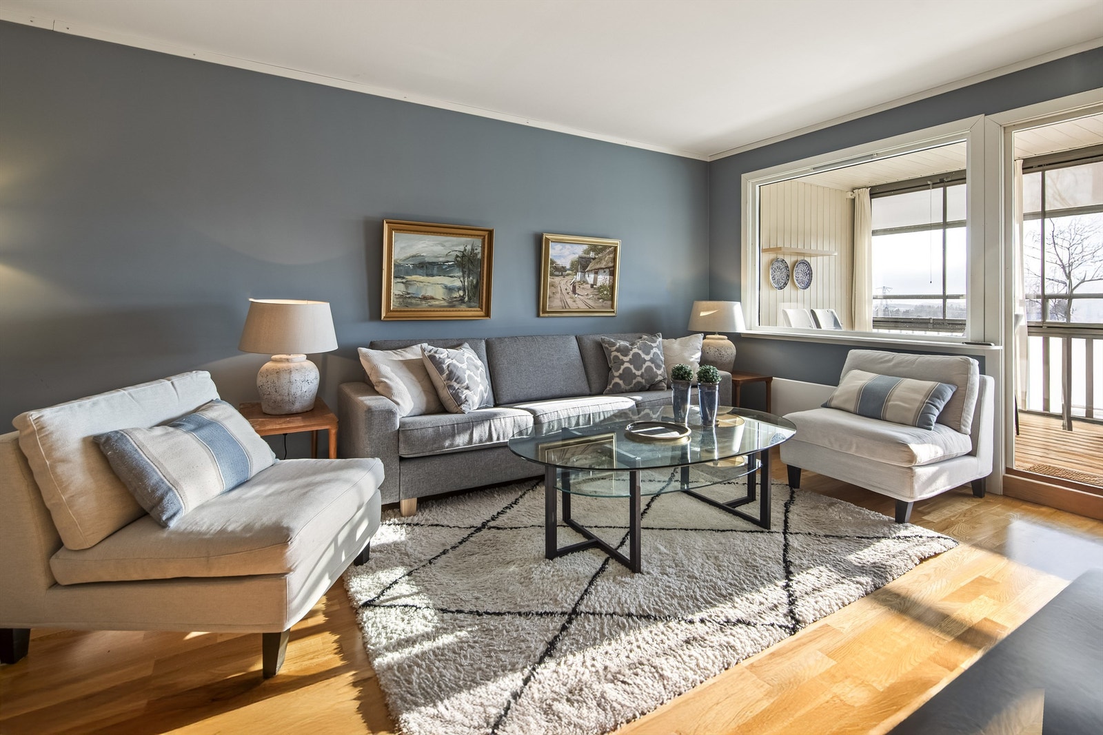 Lys og pen toppleilighet med flott og solrik beliggenhet mot sør/vest. Galleribilde