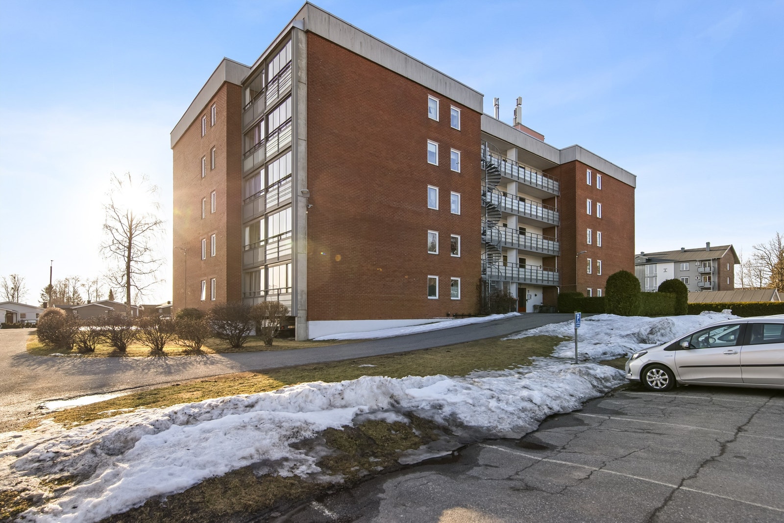 Parkering skjer på felles oppstillingsplass. Borettslaget har etablerte ladepunkter for elbil og hybridbil, og ladding kan benyttes etter avtale. Galleribilde