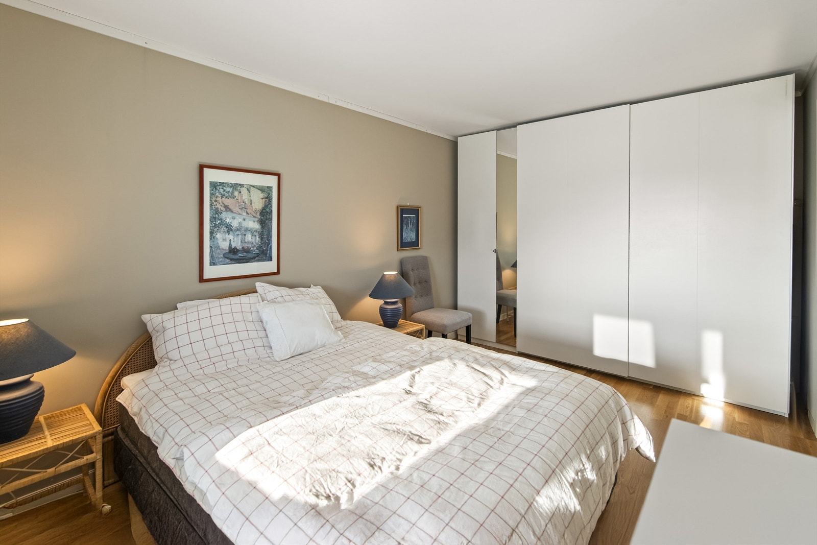 Soverommet er romslig og har praktisk skyvedørsgarderobe. Galleribilde