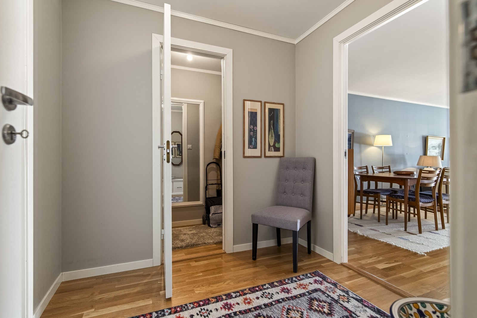 Velkommen inn. Det er gode lagringsmuligheter både i innvendig bod og i kjellerbod. Galleribilde