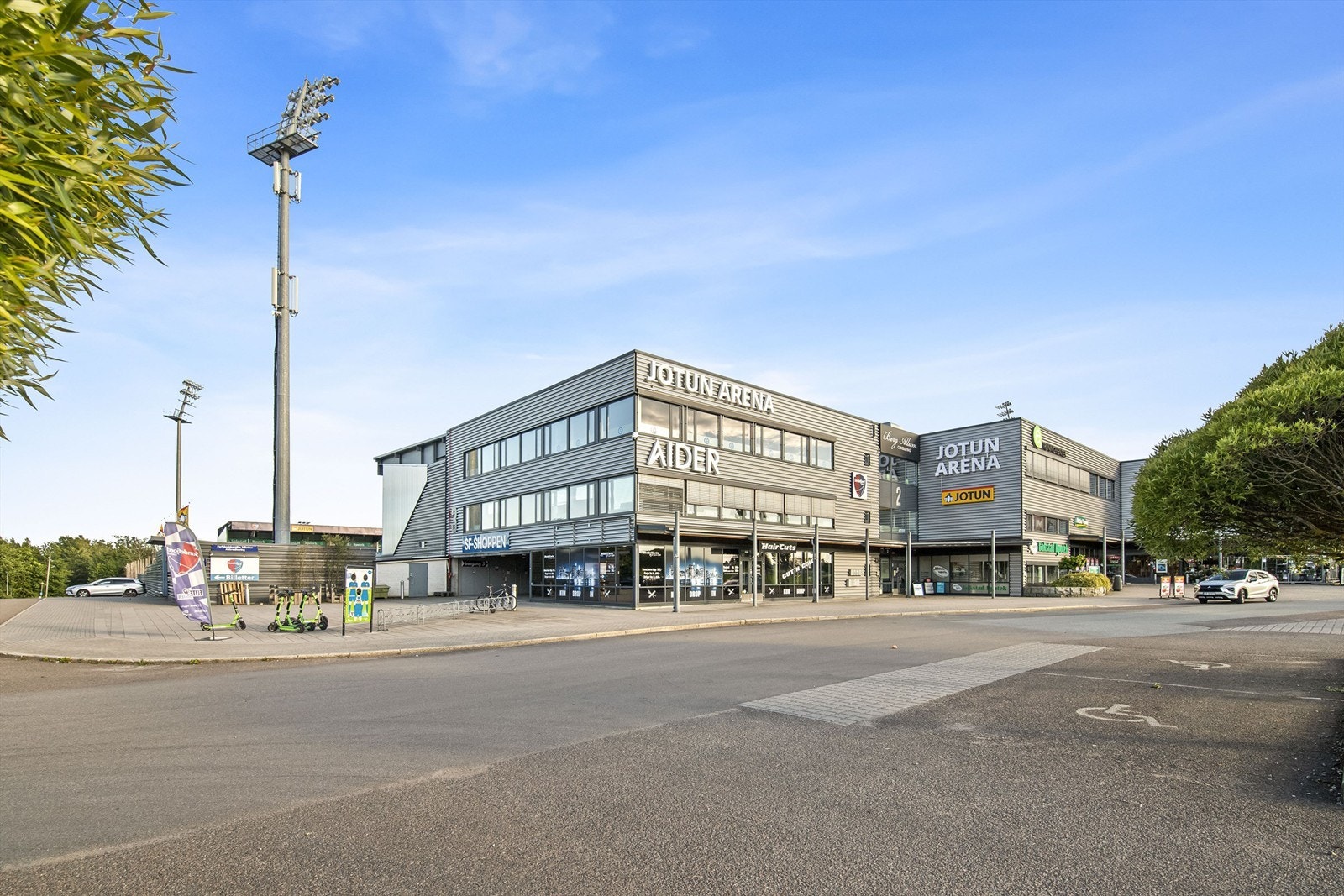I tillegg ligger Pindsle-området i nærheten, med E2 treningssenter, Sandefjord fotballstadion, bowling og innendørs lekeland. Området har gode tilbud for både barn, unge og voksne. Galleribilde