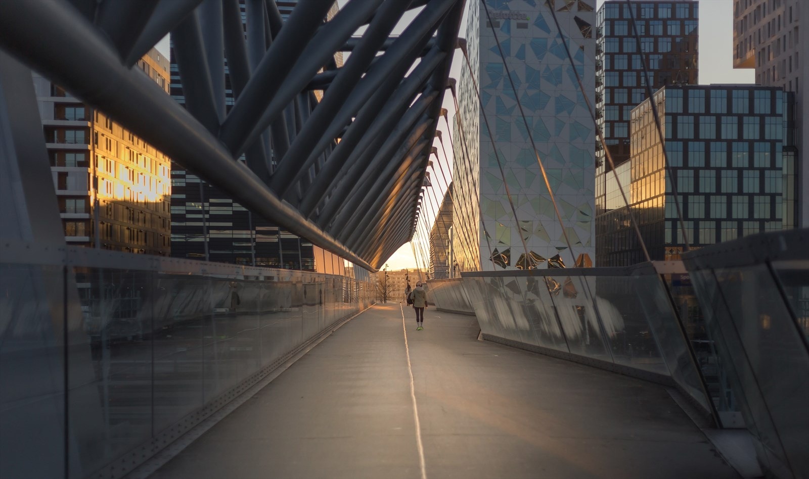 Akrobaten er en gangbro over sporområdet ved Oslo sentralstasjon som forbinder områdene Grønland og Bjørvika som en del av Stasjonsallmenningen. Galleribilde