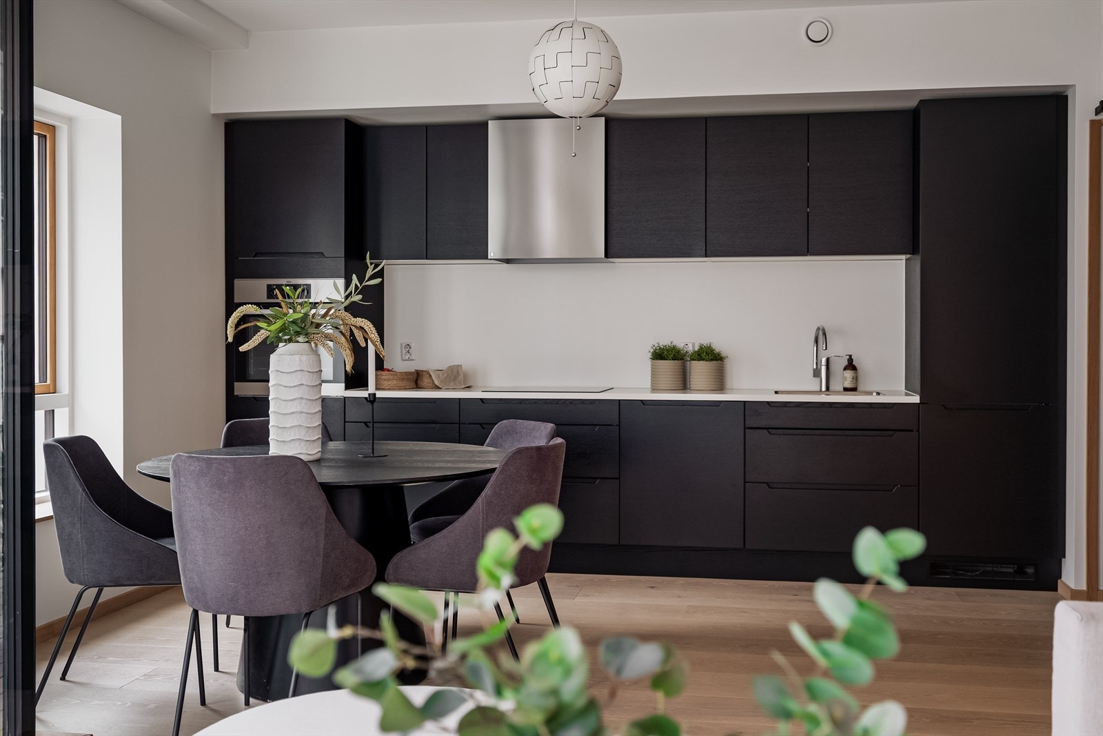 Vannbåren oppvarming basert på fjernvarme, samt en en varmekonvektor, som også har en kjølefunksjon for bruk i sommersesongen. Galleribilde