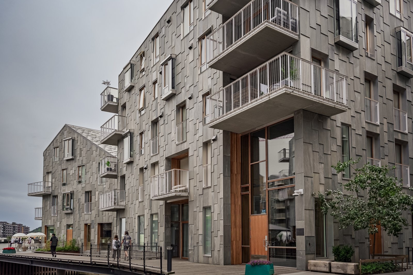 Kortreist skiferkledningen fra Oppdal i Vannkunsten er både et mer bærekraftig og vedlikeholdsvennlig alternativ enn en industrielt fremstilt fasadeløsning. Galleribilde