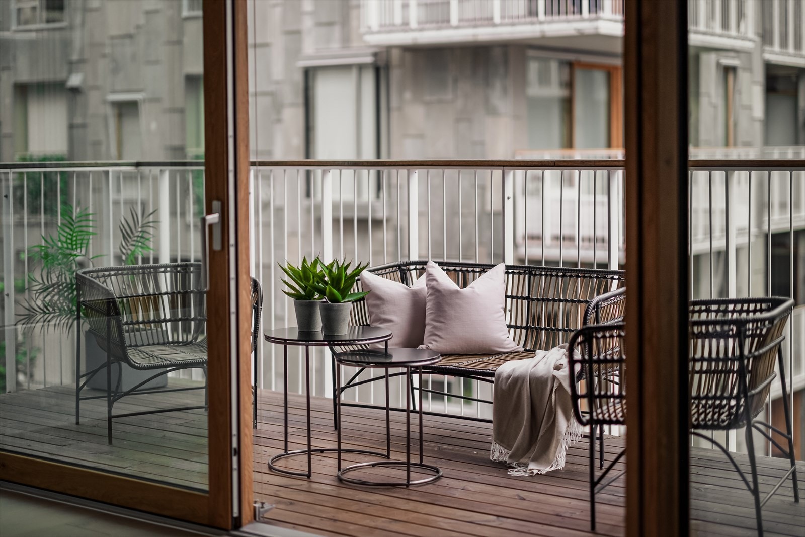 En takhøy skyvedør sørger for sømløs overgang mellom ute- og innerom. Rekkverk og lekre detaljer i glass. Galleribilde