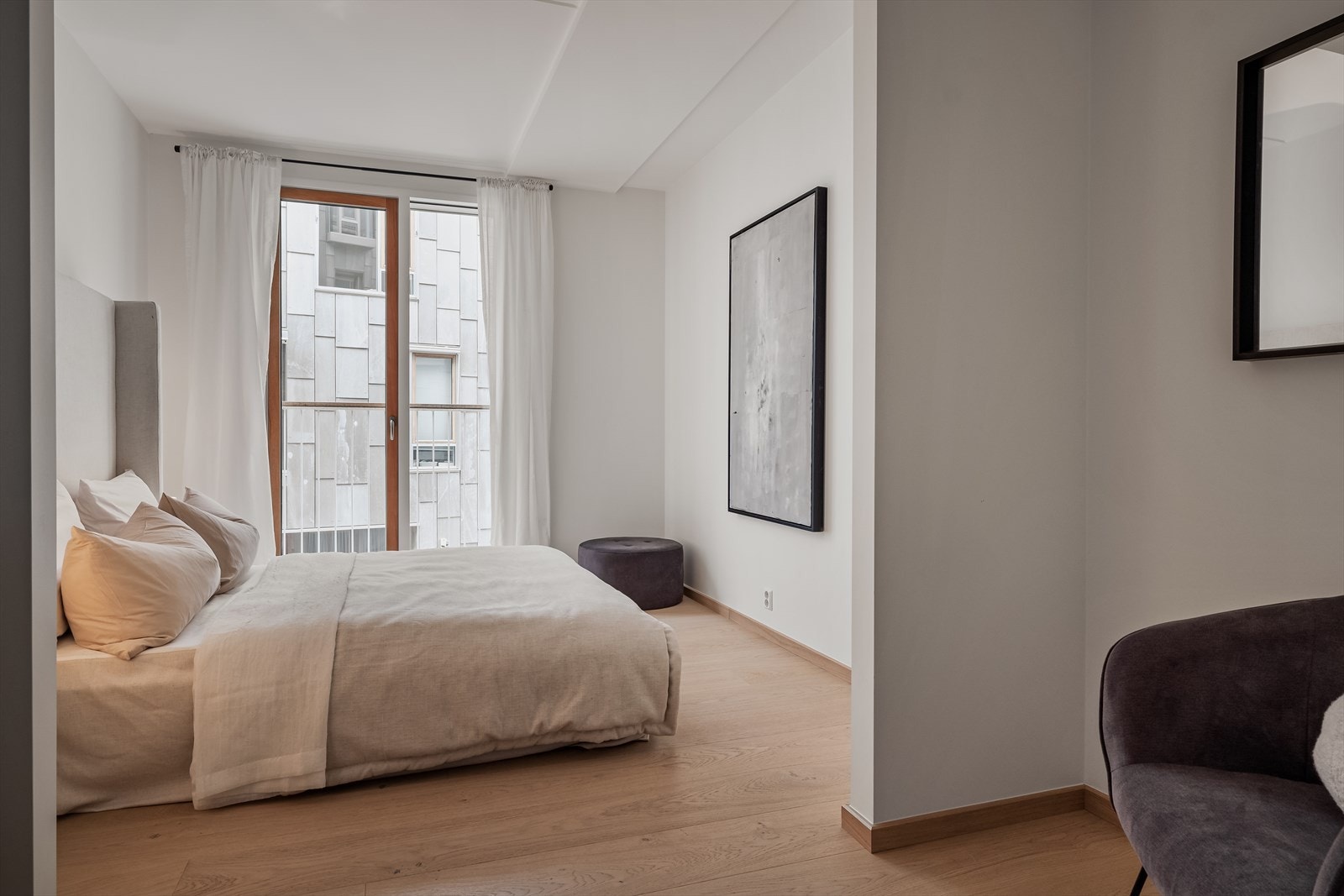 Svalt og romslig hovedsoverom. Galleribilde