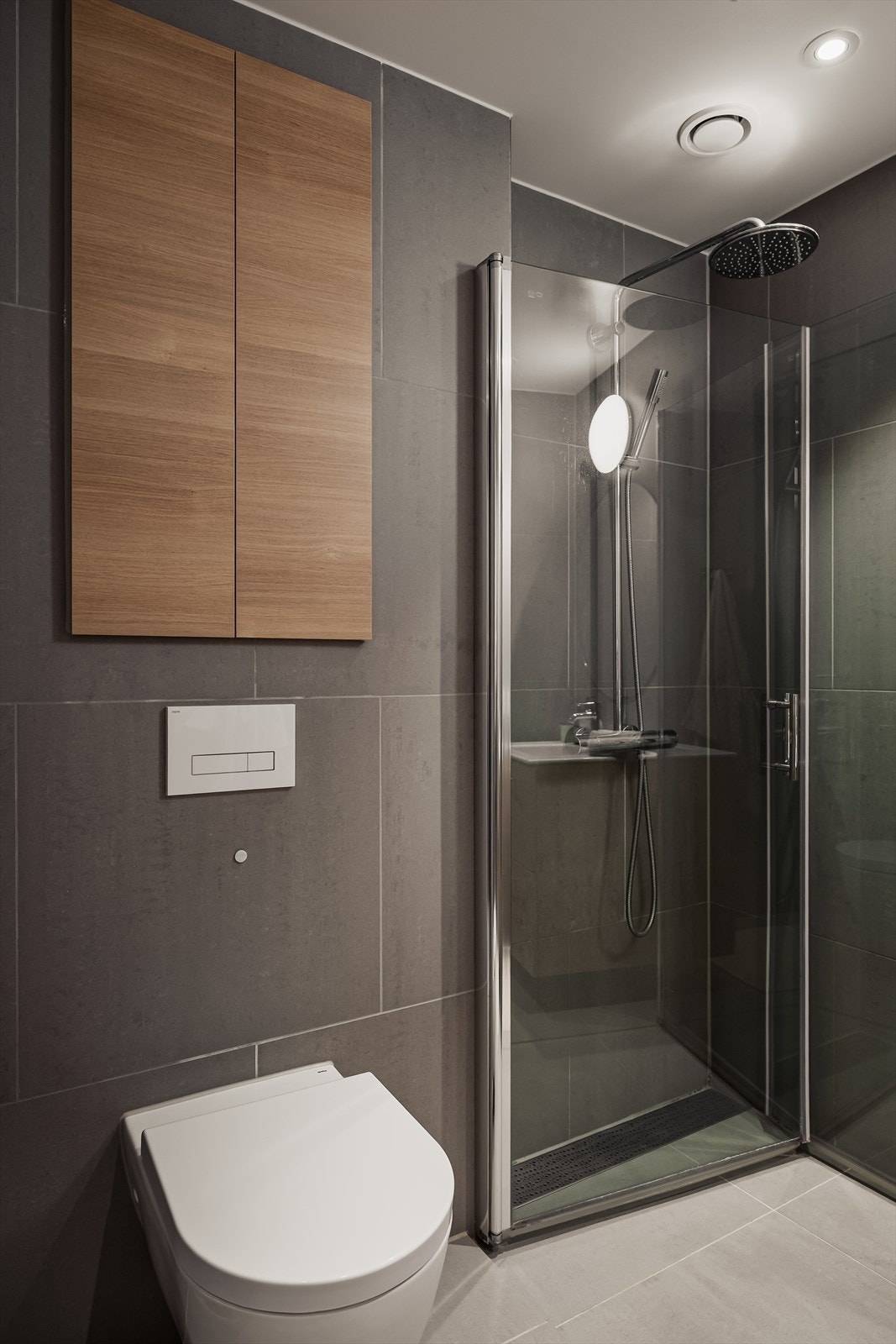 Romslig dusjnisje med stilren, innfellbar dusjvegg i herdet glass. Galleribilde