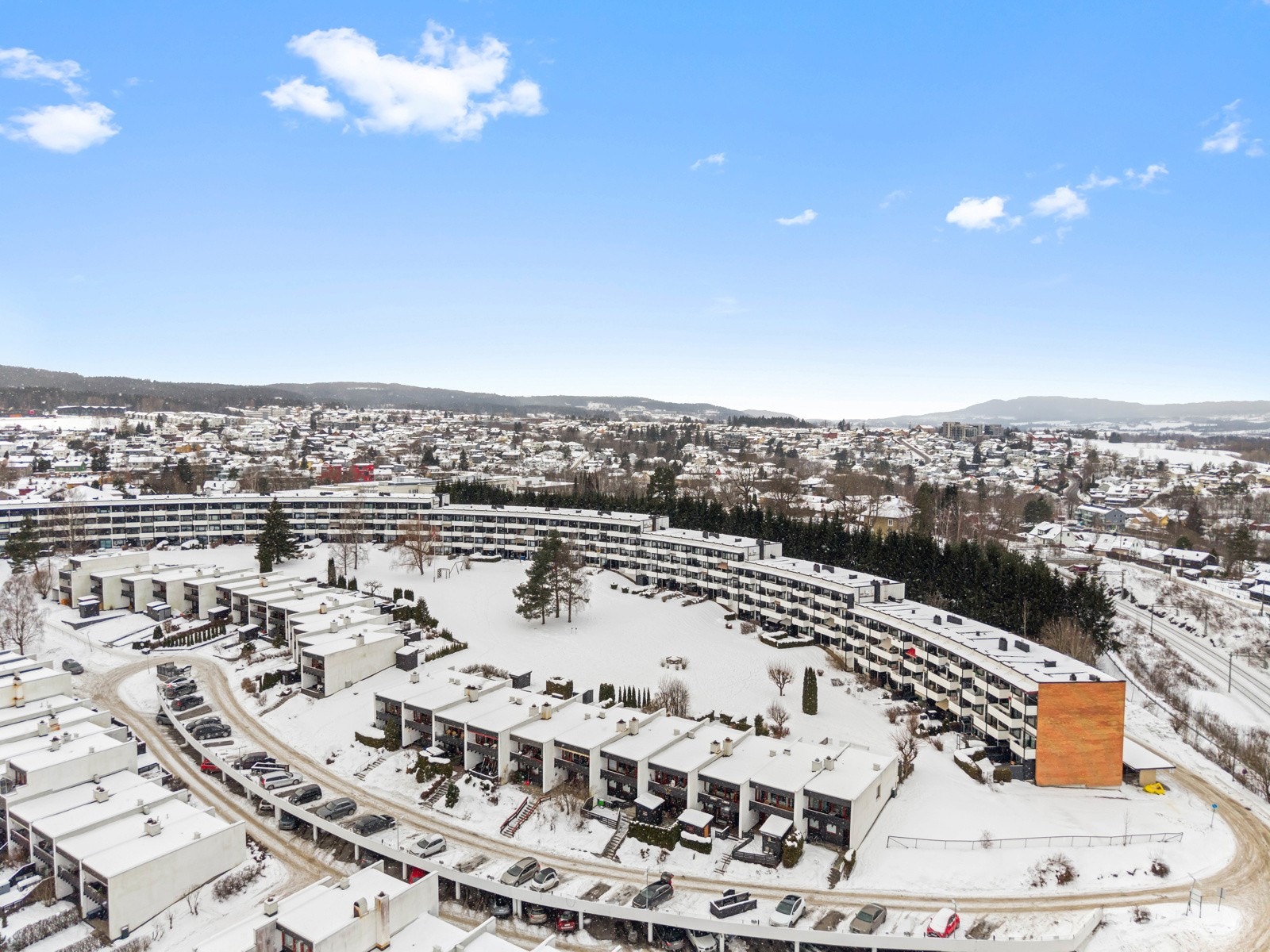 Felles eiet tomt i borettslaget på 21.373 kvm. Fellestomten er pent opparbeidet med plenareal, busker, diverse beplantning, lekeplass for de minste, samt asfalterte internveier og parkeringsarealer. Galleribilde