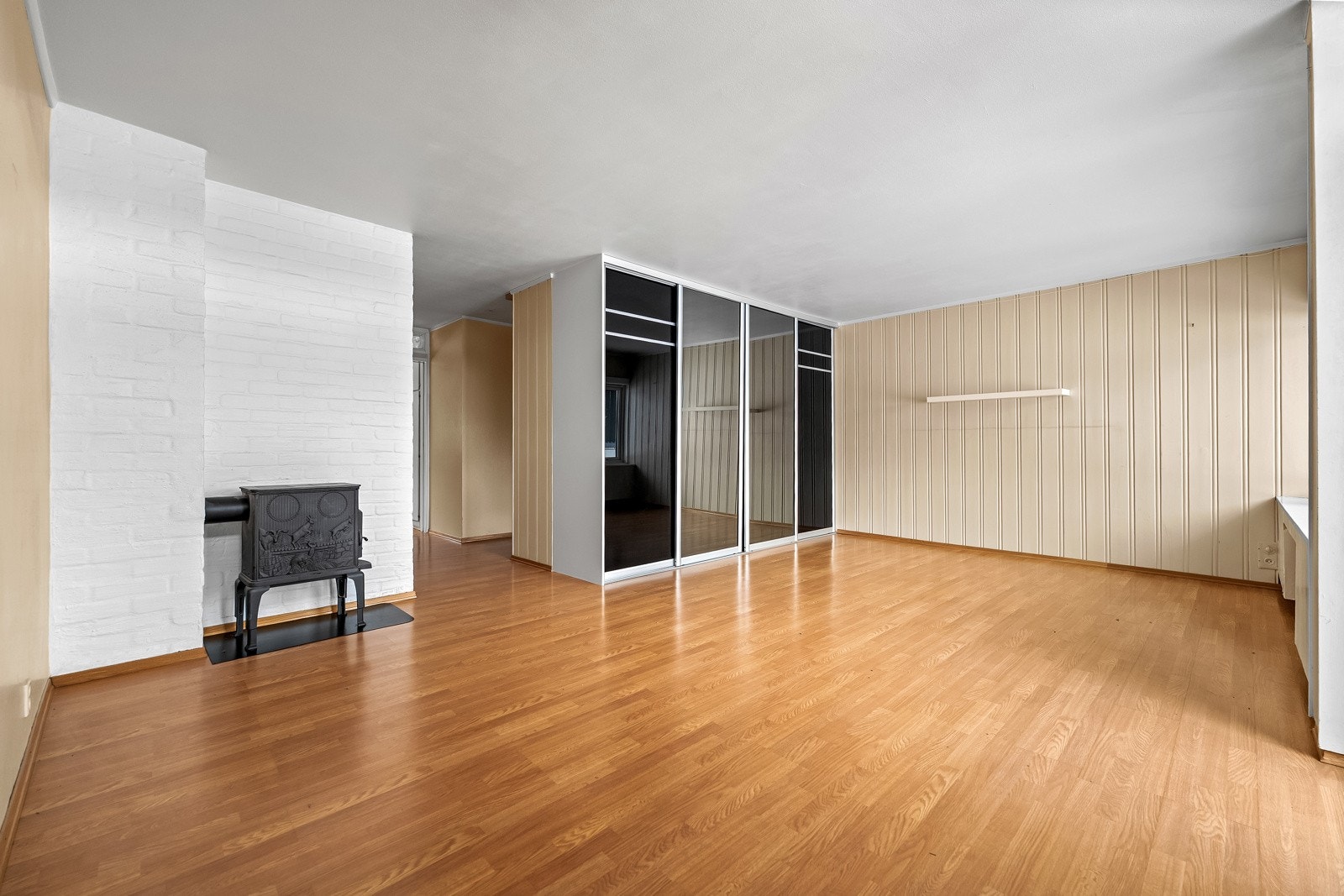 Det er installert en eldre peisovn i rommet. Denne er ikke undersøkt eller vurdert av takstmann. Galleribilde