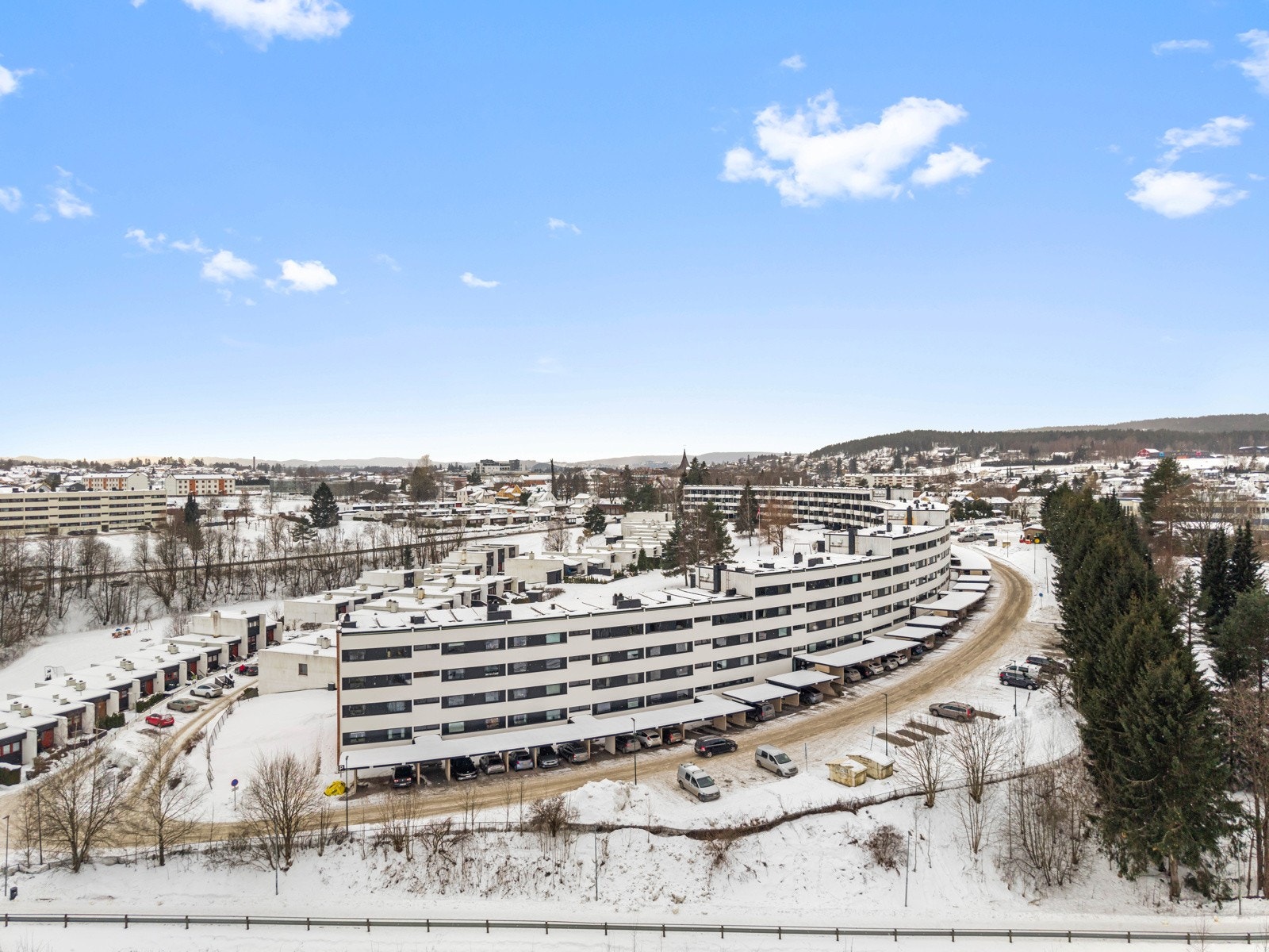 Velkommen til en romslig 2-roms leilighet med attraktiv beliggenhet på Stalsberg i Strømmen. Her bor du sentralt med kort vei til Lillestrøm sentrum, Strømmen Storsenter, dagligvarebutikker, caféer og servicetilbud. Galleribilde