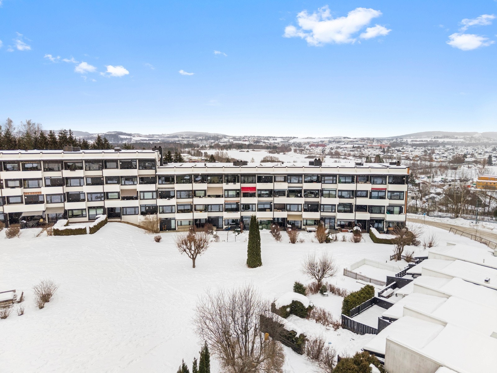 Leiligheten ligger i 2. etasje og vender inn mot et pent opparbeidet og rolig fellesareal. Boligen har en praktisk planløsning med romslige oppholdsrom og gode oppbevaringsmuligheter - modernisering må påregnes! Galleribilde