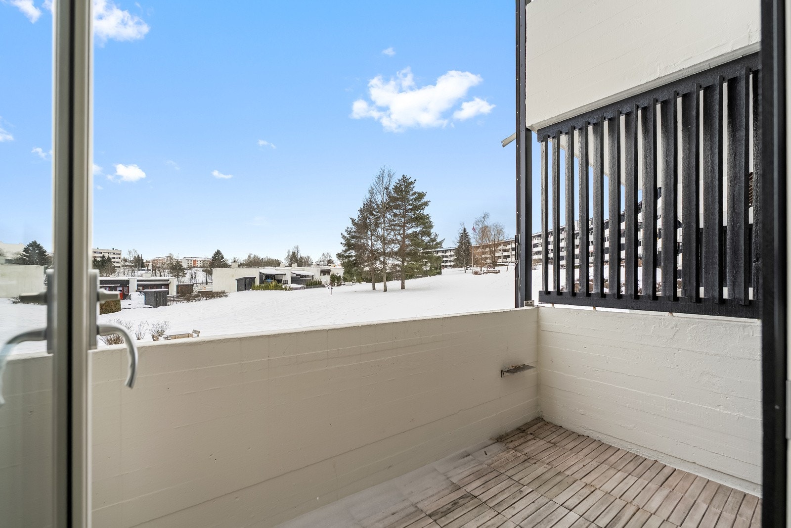 Fra stuen er det utgang til en sydvendt balkong på ca. 4 kvm hvor man kan nyte gode solforhold. Galleribilde