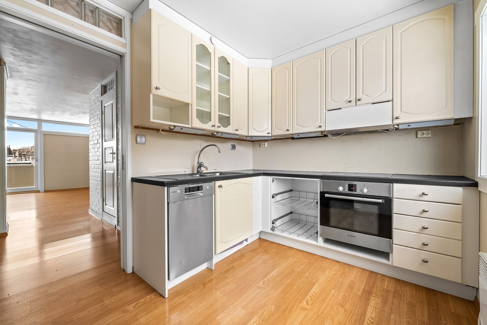 Kjøkkenet er utstyrt med integrerte hvitevarer bestående av stekeovn, platetopp og halvintegrert oppvaskmaskin (medfølger uten garanti). Galleribilde