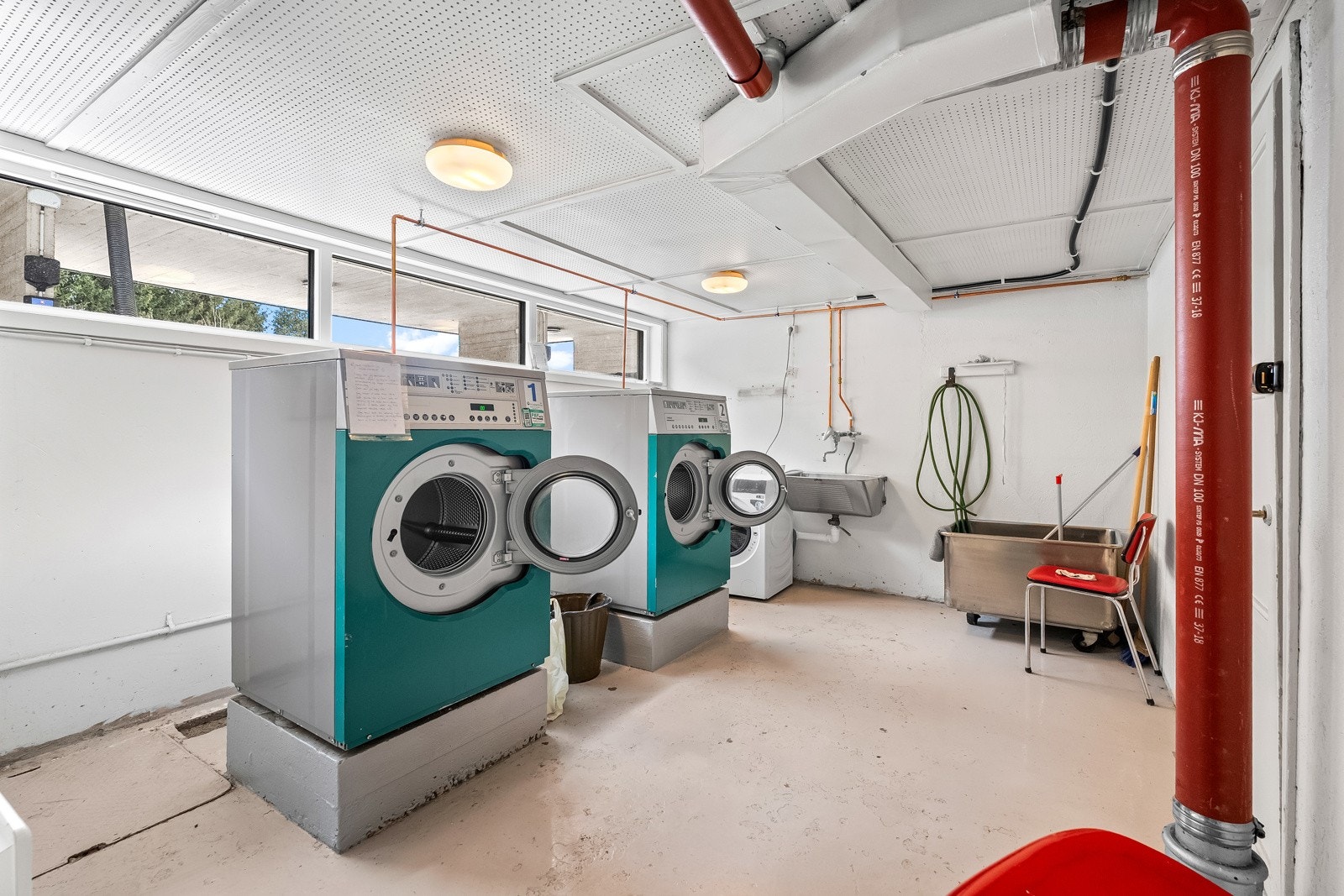 Felles vaskeri i kjeller til fri disposisjon for beboerne. Se vedlagte husordensregler for regler ved bruk. Galleribilde