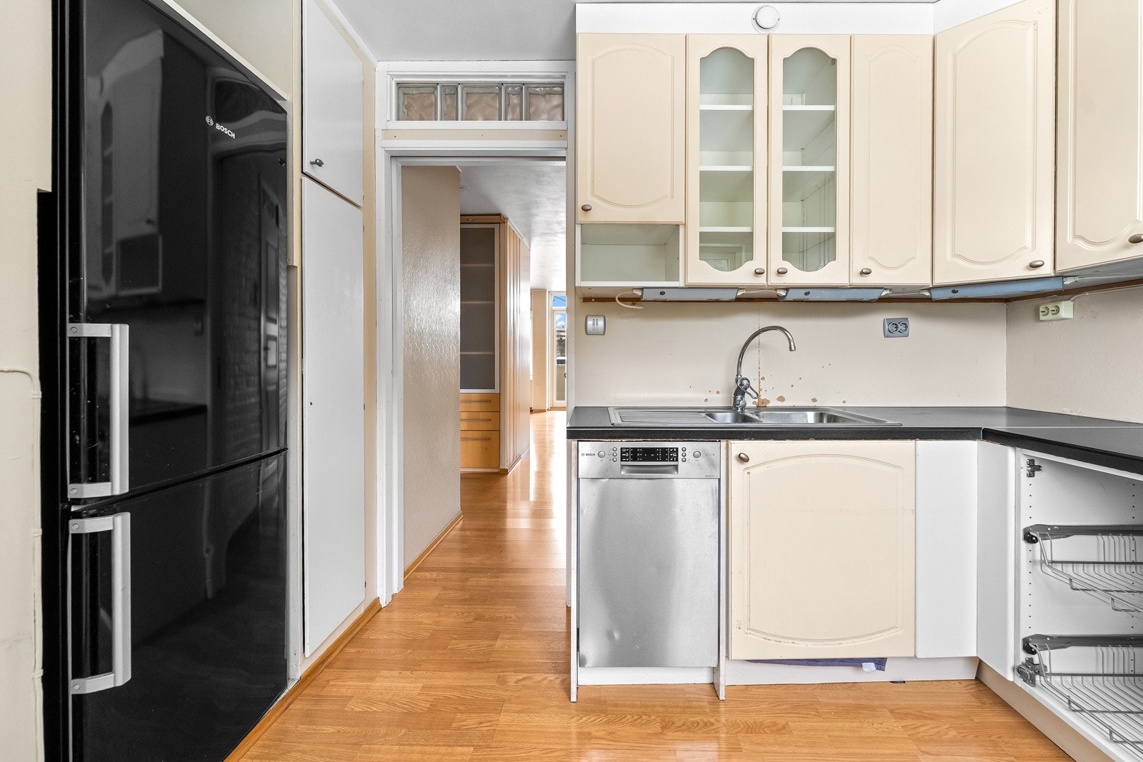 Det er avsatt plass til frittstående kjøleskap i egen nisje i vegg. Galleribilde