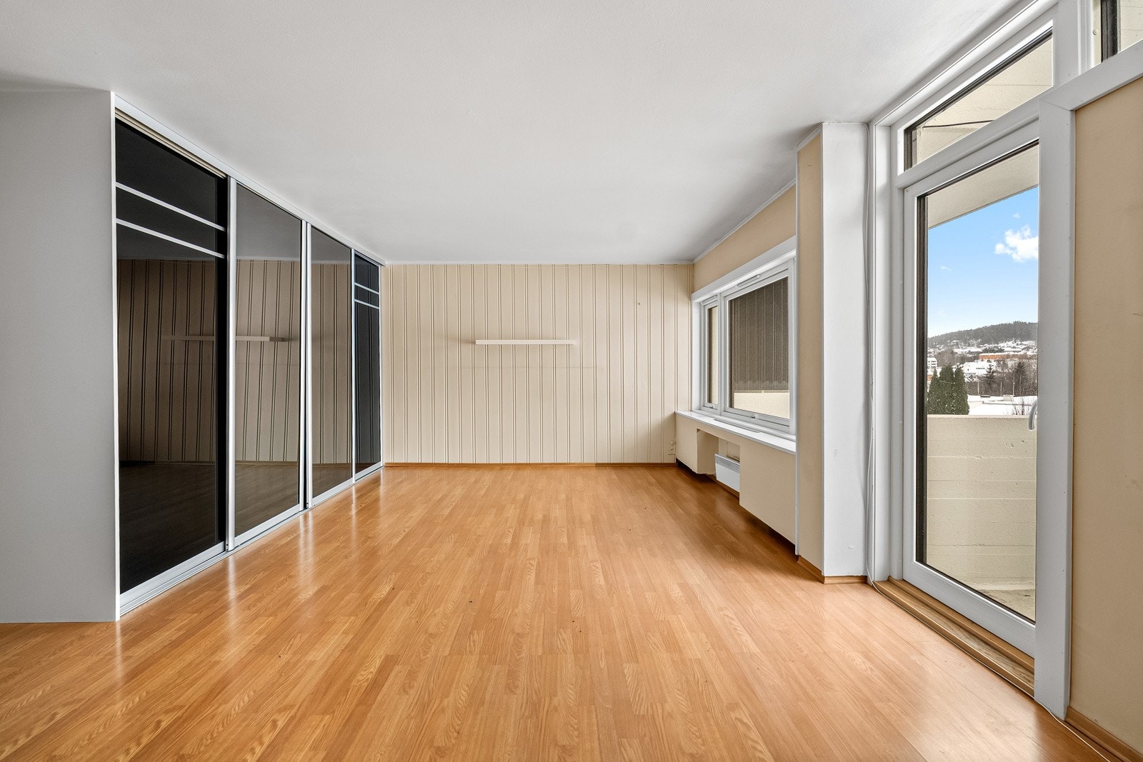 . I stuen er det også montert en stor takhøy skyvedørsgarderobe med gode oppbevaringsmuligheter. Galleribilde