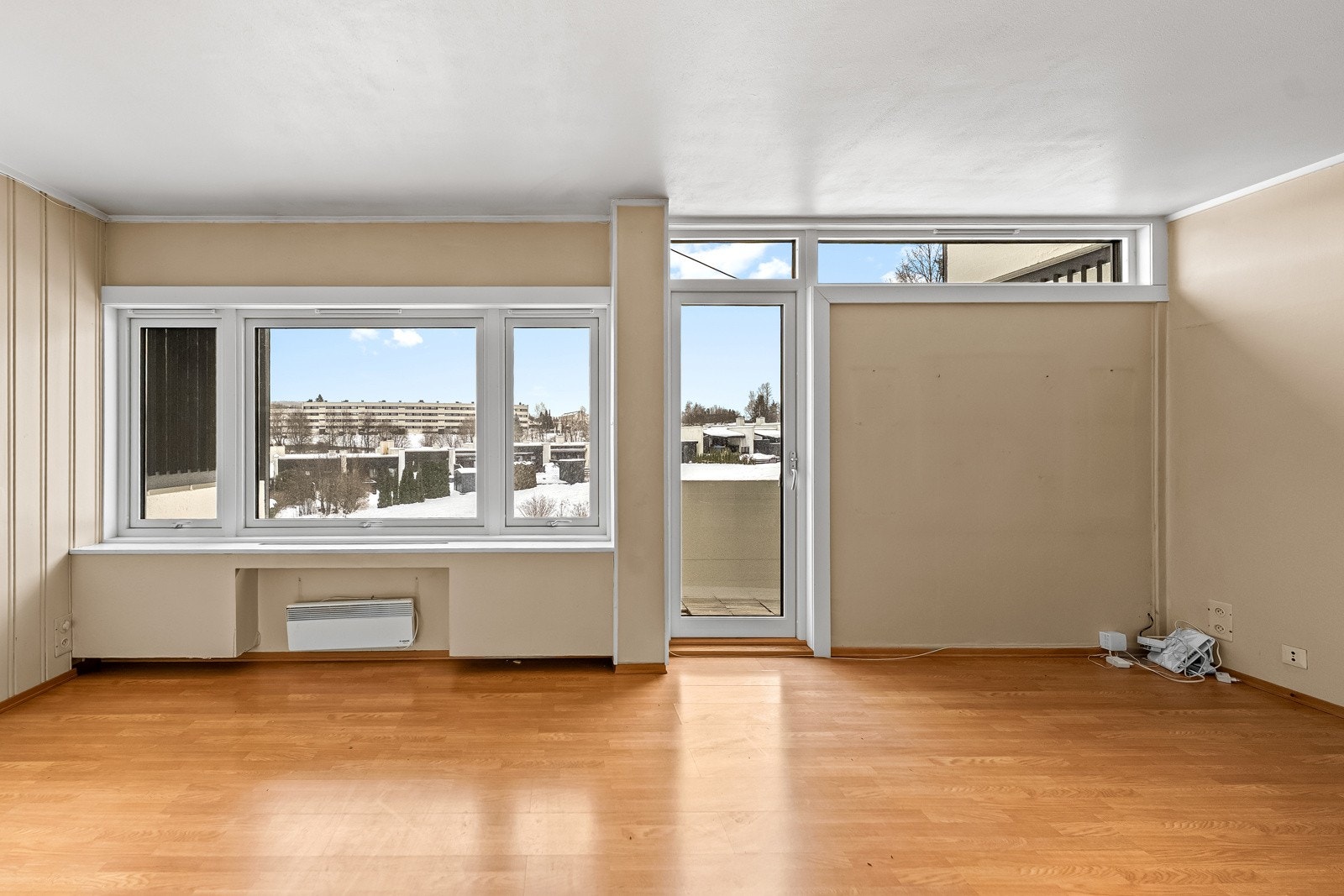 Stuen har plass til sofagruppe og øvrig møblement, og terrassedør gir utgang til sydvendt balkong på ca. 4 kvm. Galleribilde