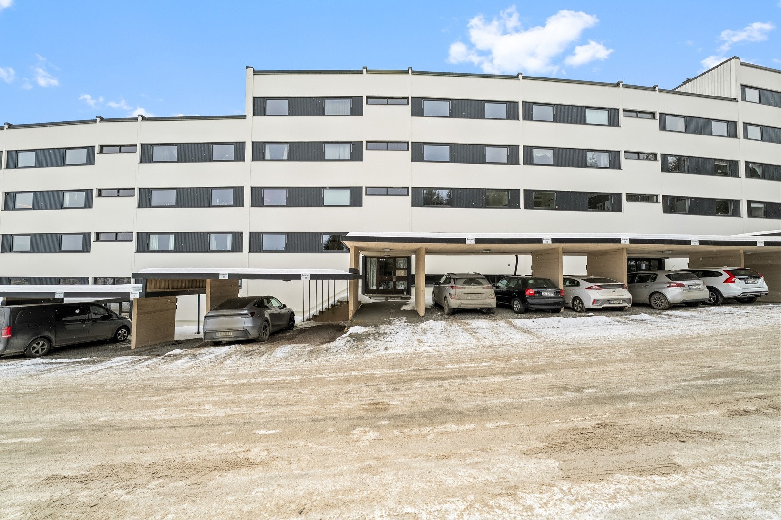 Det medfølger ikke fast parkeringsplass til leiligheten. Borettslaget har parkeringsplasser og carporter som fordeles av styret etter venteliste (ledige plasser per 05.03.2026). Galleribilde