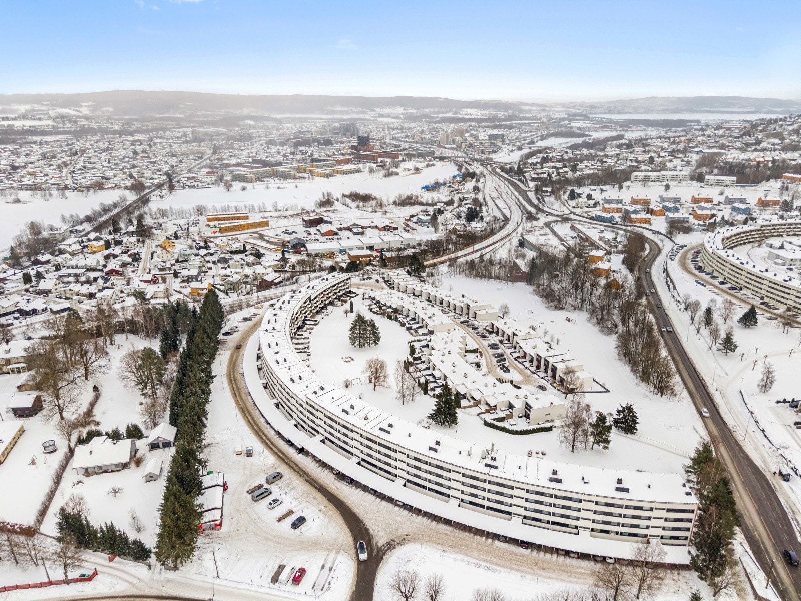 Området har nærhet til skoler, barnehager, offentlig kommunikasjon, flotte rekreasjonsområder langs Nitelva, samt et rikt utvalg av fasiliteter og servicetilbud. Galleribilde