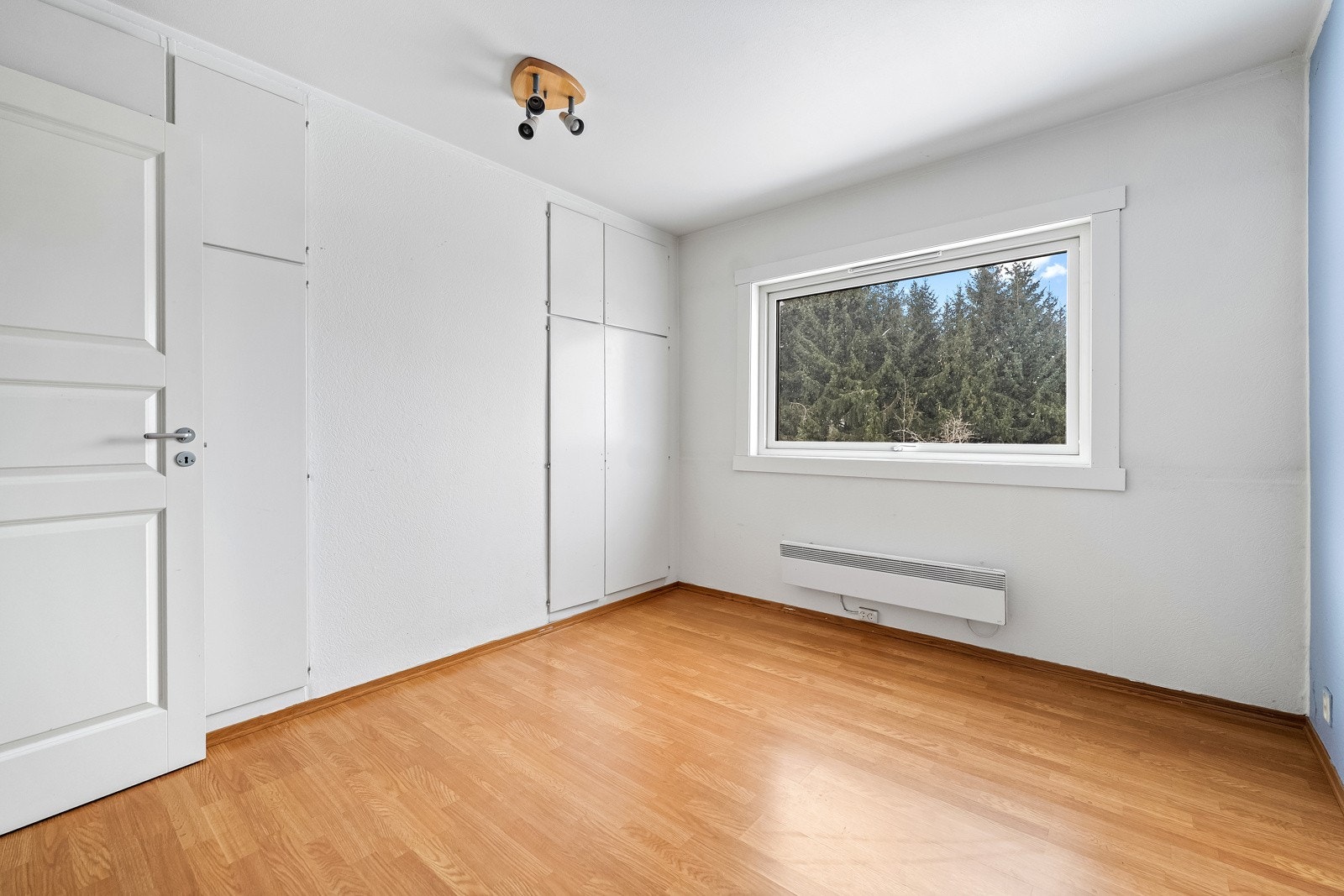 Innebygde garderobeskap i vegg. Galleribilde