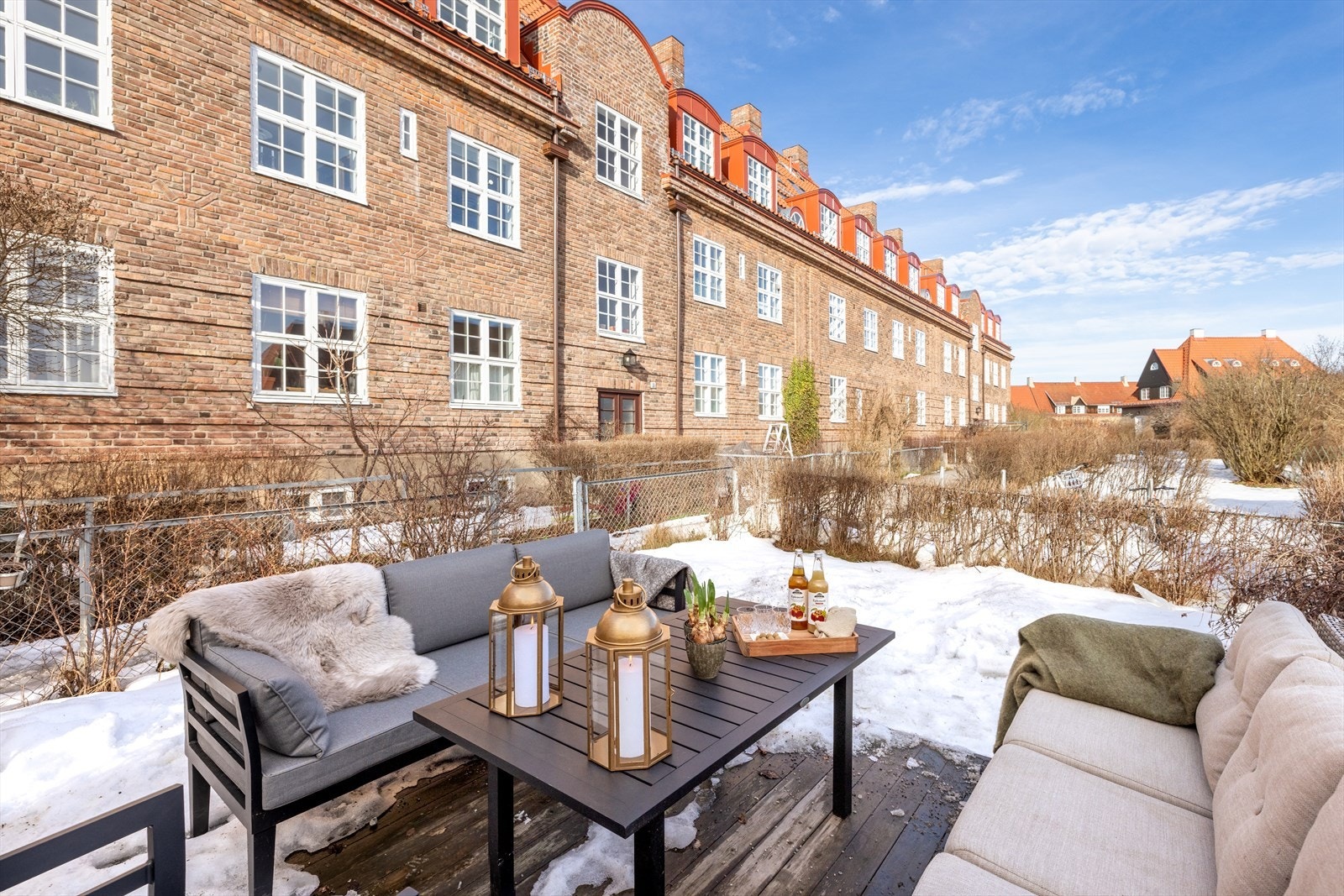 I hagen er det god plass til hyggelig sittegruppe. Galleribilde