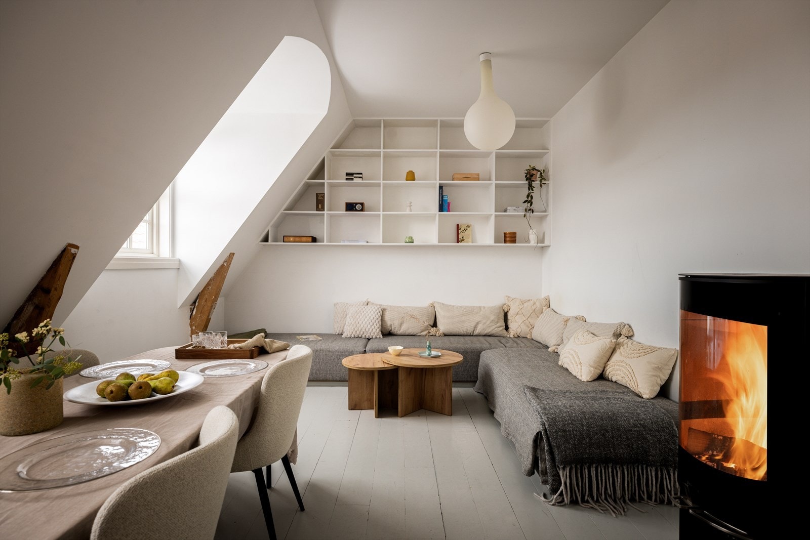 Det er naturlige soner for både sofaseksjon og langbord i tilknytning til kjøkkenet. Galleribilde