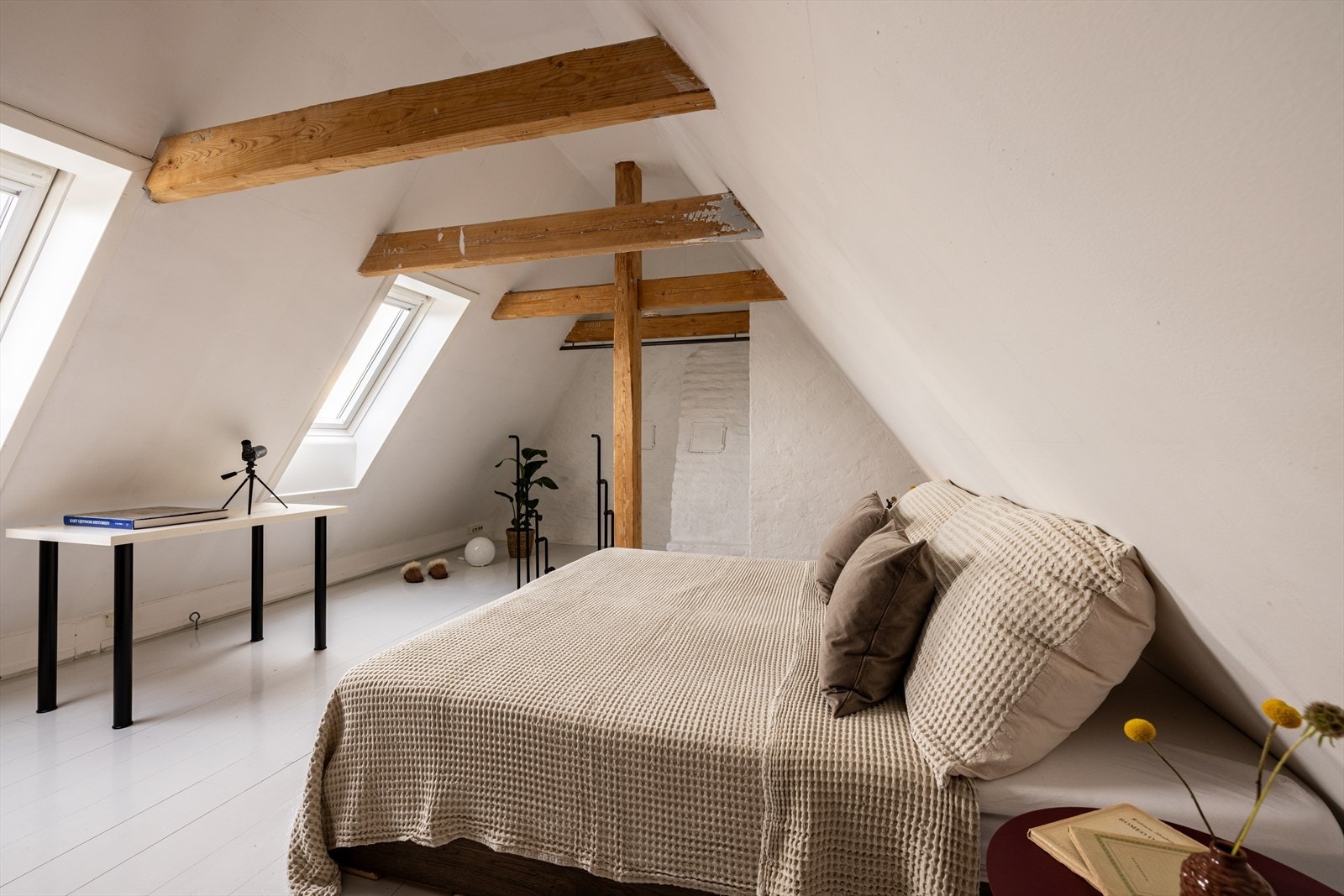 Det er god plass til dobbeltseng og eventuelt ønsket møblement for oppbevaring. Galleribilde