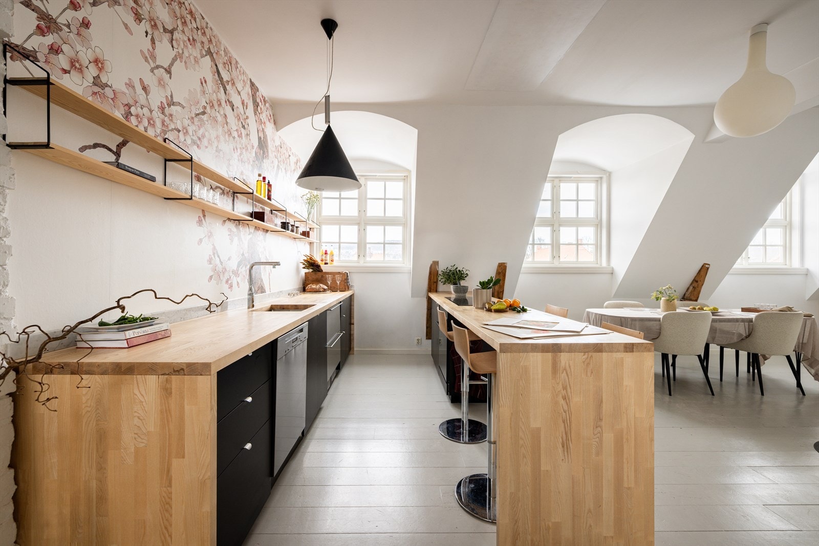 Leiligheten byr på både sjel og sjarm som er kombinert med moderne detaljer på en smakfull måte. Galleribilde