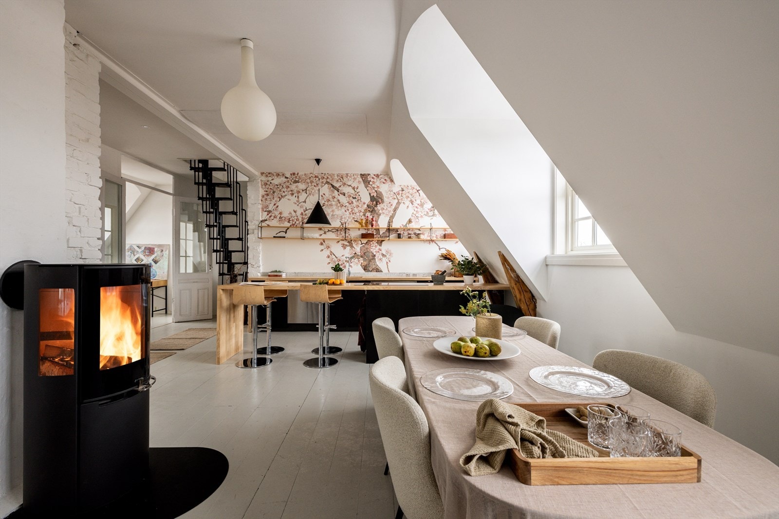 Stuen har en lun og stemningsfull peisovn som også er en ypperlig varmekilde på kaldere dager. Galleribilde