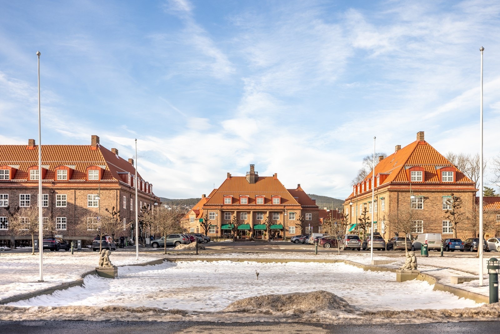 Beliggenheten på Damplassen gir umiddelbar nærhet til blant annet nabolagskafé og bakeri, fontene med hyggelige sitteplasser og grøntareal i Harald Hals' park med tennisbane. Galleribilde