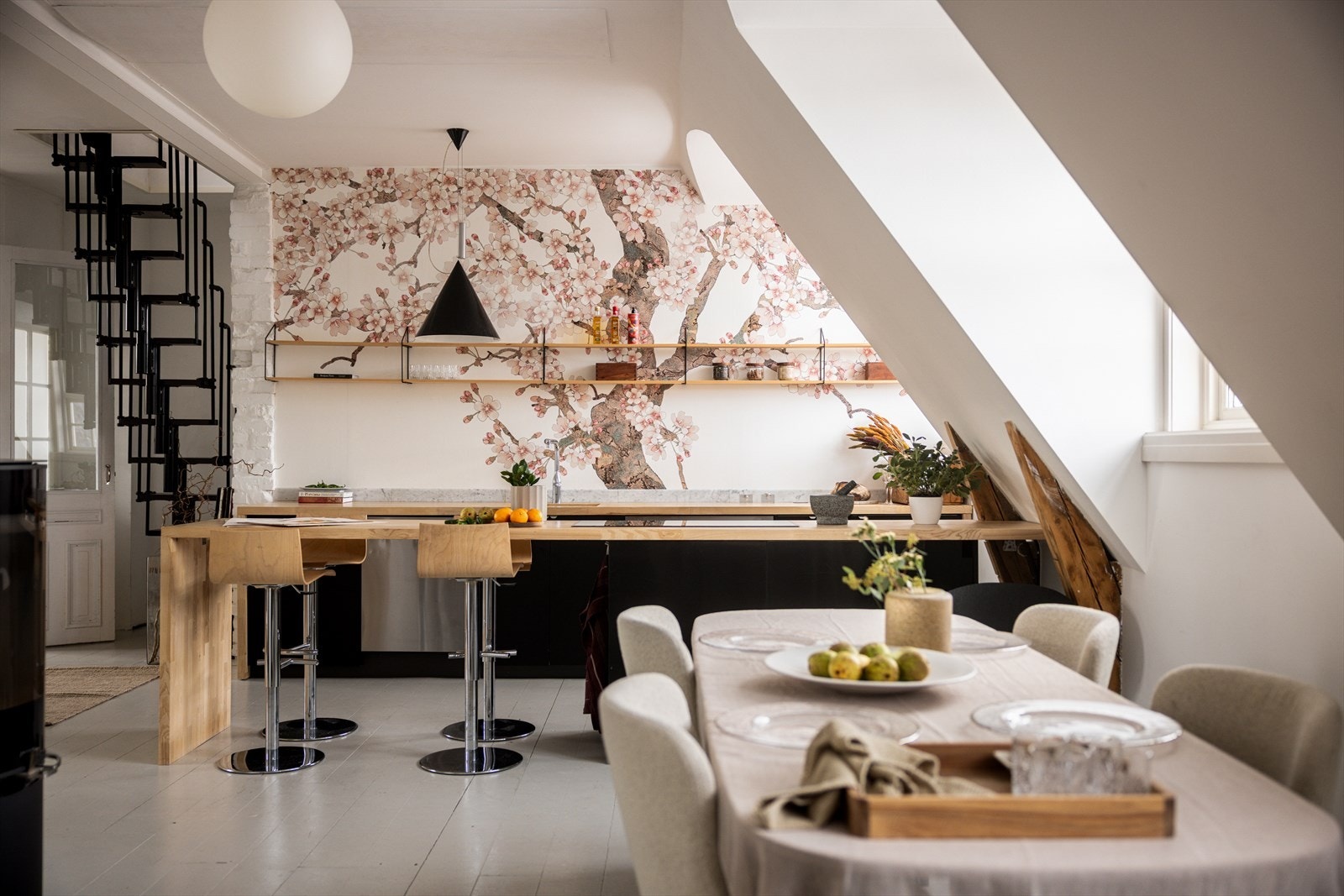 Nydelig kjøkkeninnredning fra 2023 med ask heltre benkeplater fra Åsa Trehvit Kjøkken og Bad 2023 og skapskrog fra Ikea. Galleribilde