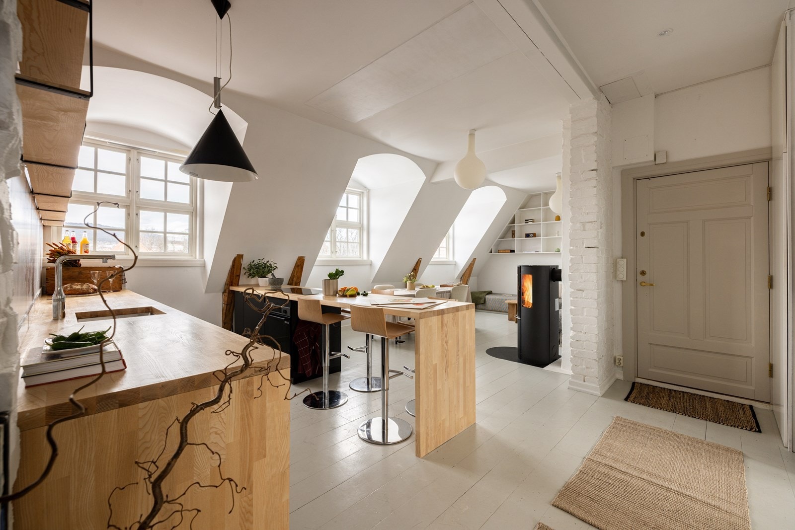 En nydelig og sjarmerende leilighet med fantastisk beliggenhet på Damplassen - midt i hjertet av idylliske Ullevål Hageby. Galleribilde