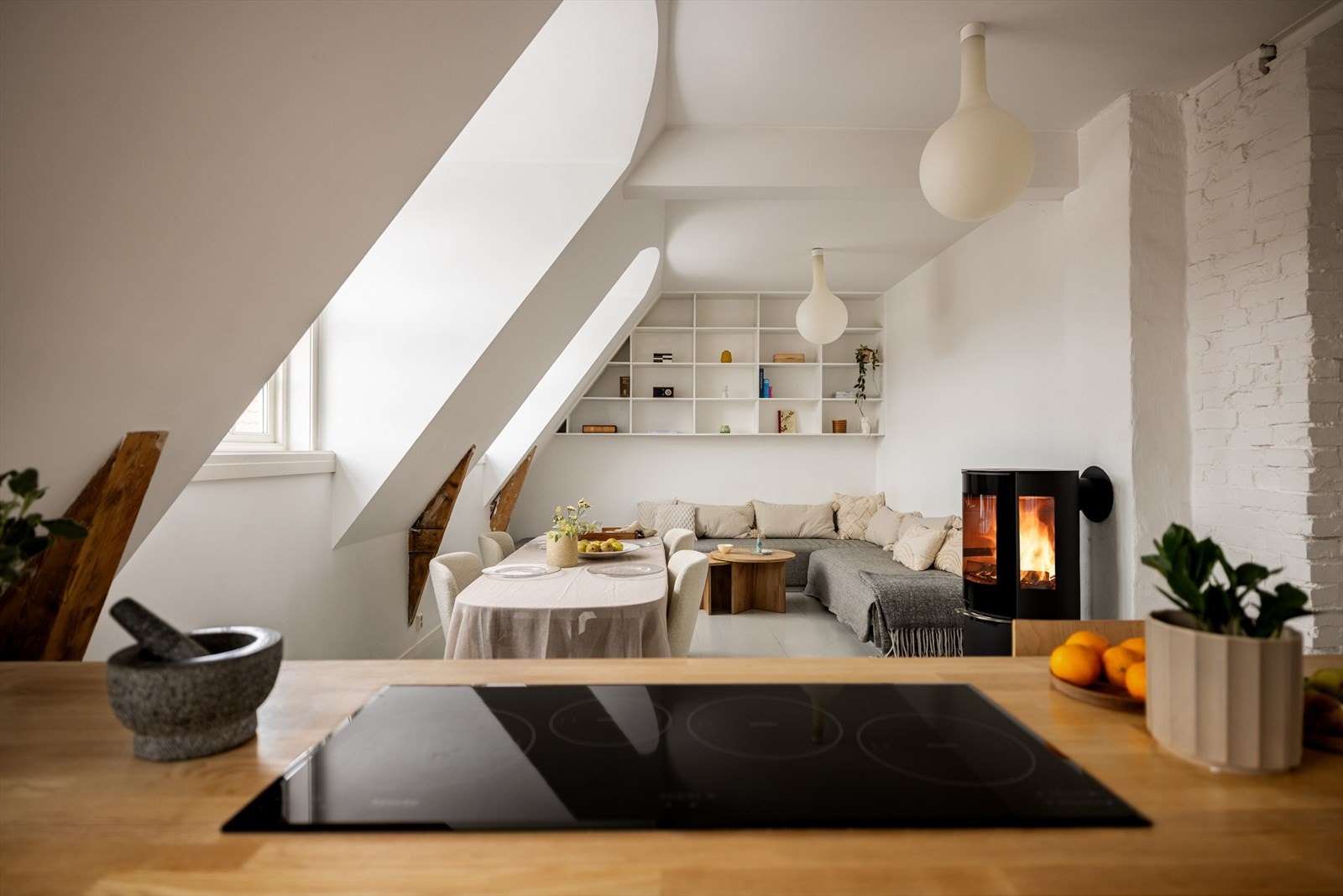 Leiligheten ligger høyt og fint til i byggets 3. etasje med utbygget loft. Legg merke til de klassiske bjelkene. Galleribilde