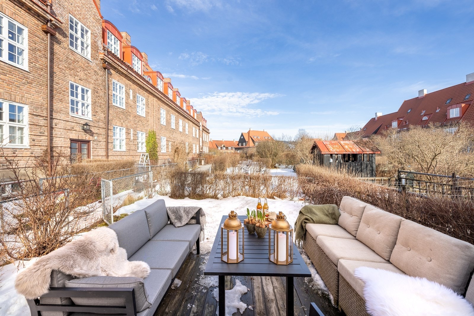 En tilbaketrukket og frodig oase som ligger fint til i det indre gårdsrommet. Galleribilde