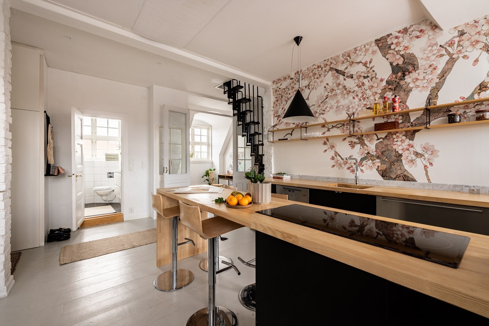 Fra entré er det adkomst til bad, kjøkken/stue og soverom. Galleribilde