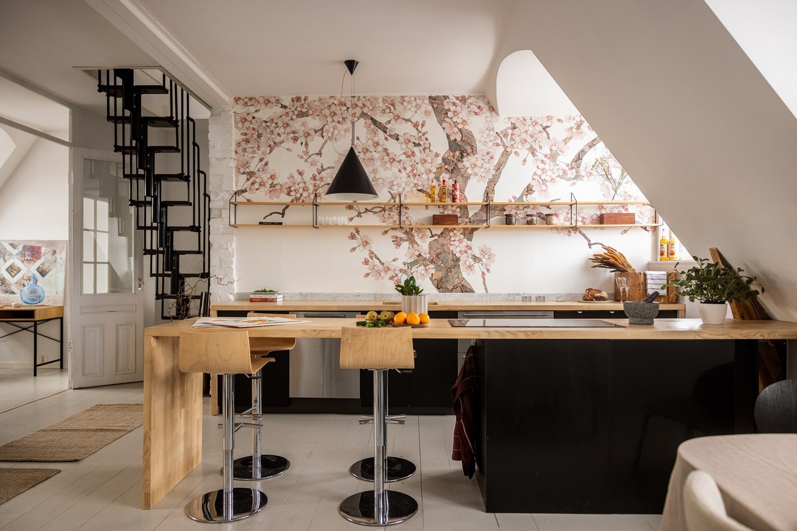 Innredning bestående av glatte fronter, ask heltre benkeplate og flisrad i marmor over benken. Galleribilde