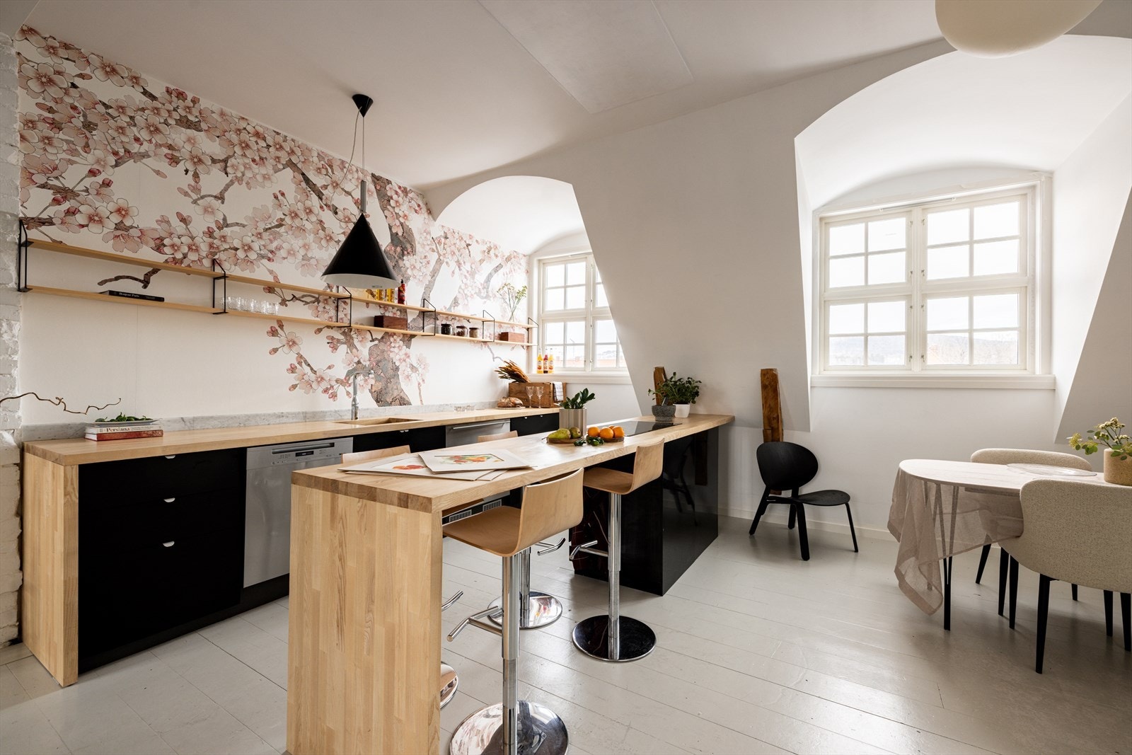 Kjøkkenet er utstyrt med integrert komfyr, induksjon platetopp, oppvaskmaskin og to kjøleskuffer. Galleribilde