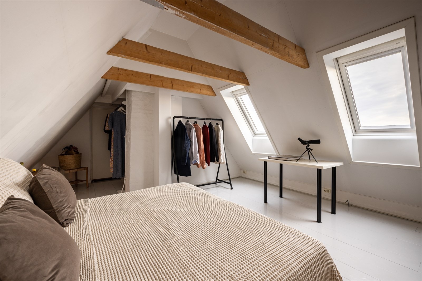 Soverommet oppleves lyst og luftig med god takhøyde og store vindusflater. Galleribilde