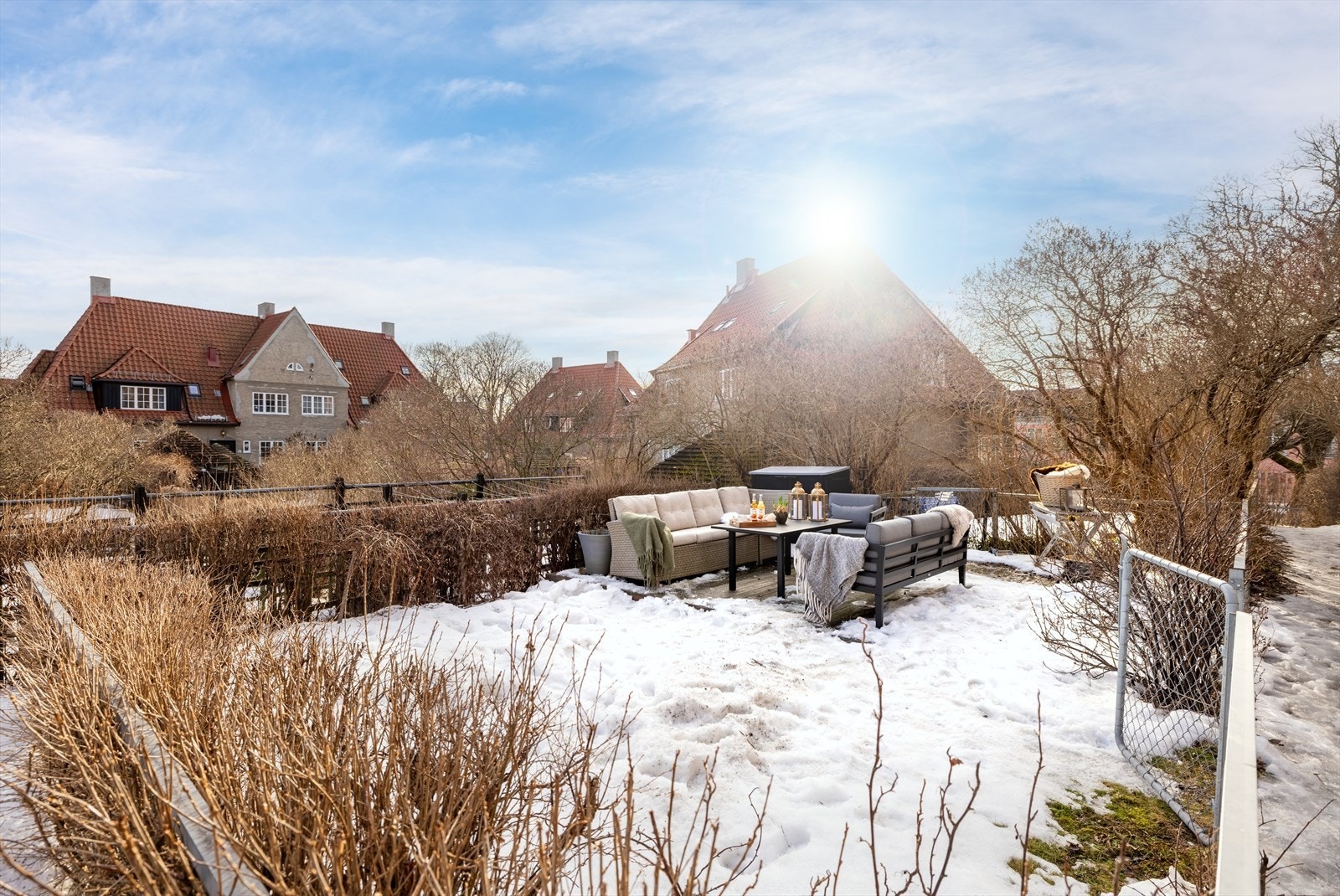 Fra boligen er det enkel adkomst til flott hageparsell med gode solforhold. Galleribilde